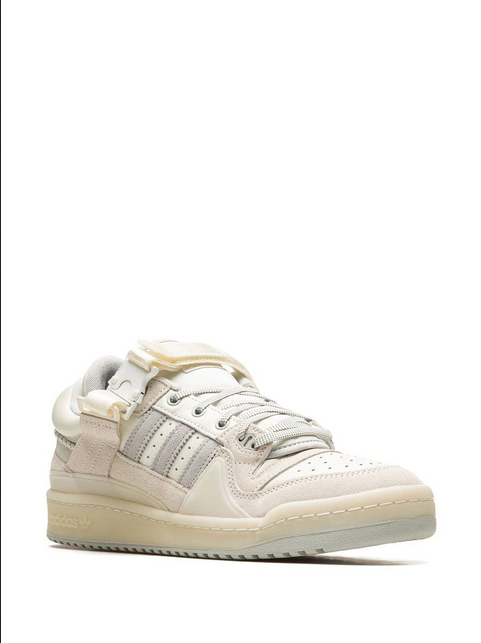 tenis Forum Buckle Low "White" de adidas x Bad Bunny